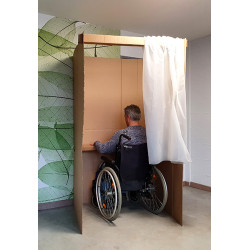 Isoloir de vote PMR avec électeur en fauteuil roulant